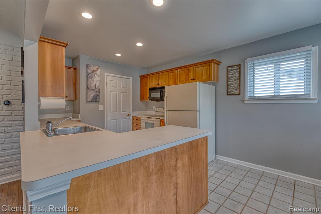1384 Cambridge Road Berkley, MI 48072 - Photo 11 of 48
