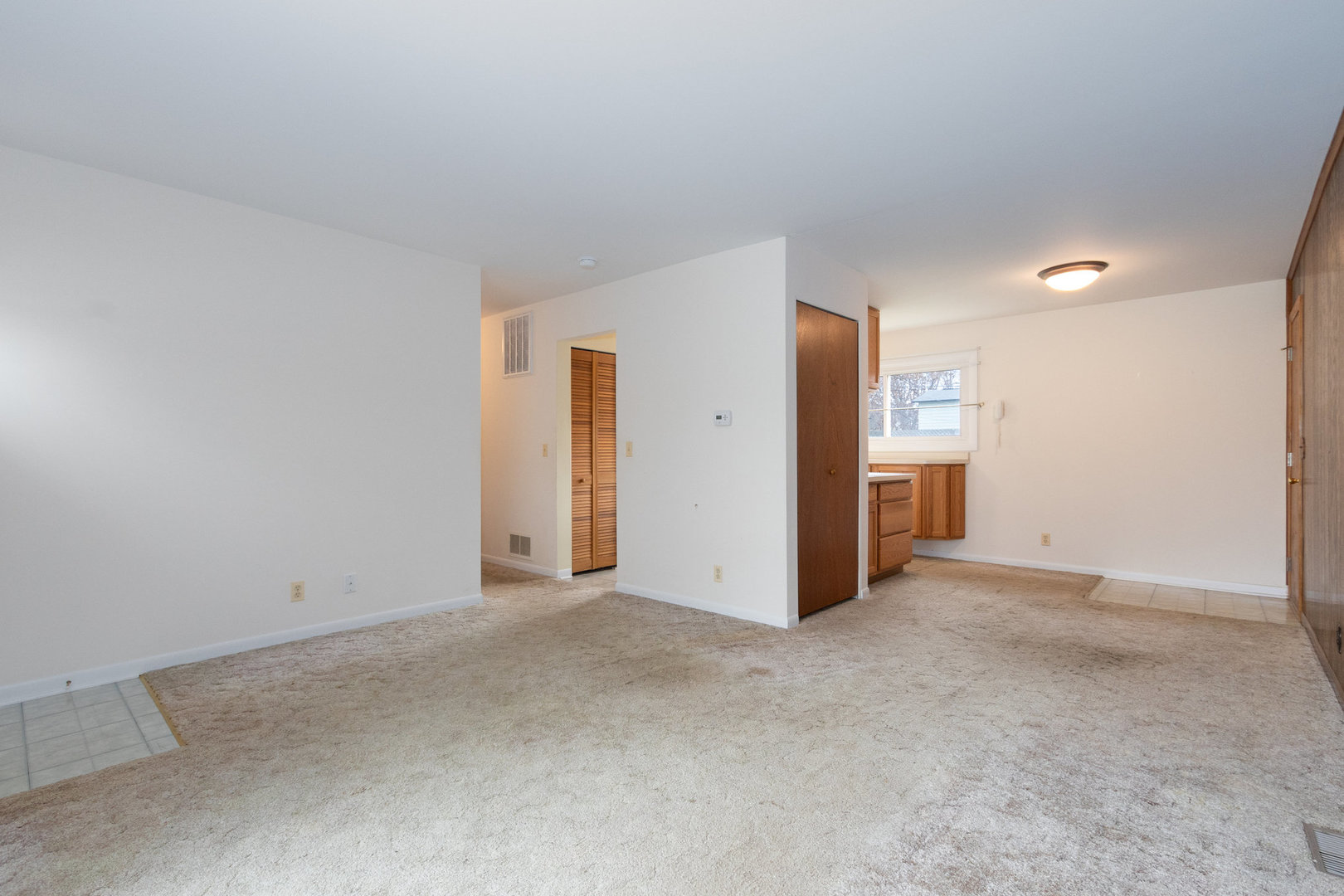 61 Sierra Road Montgomery, IL 60538 - Photo 4 of 15 an empty room with closet and a garage