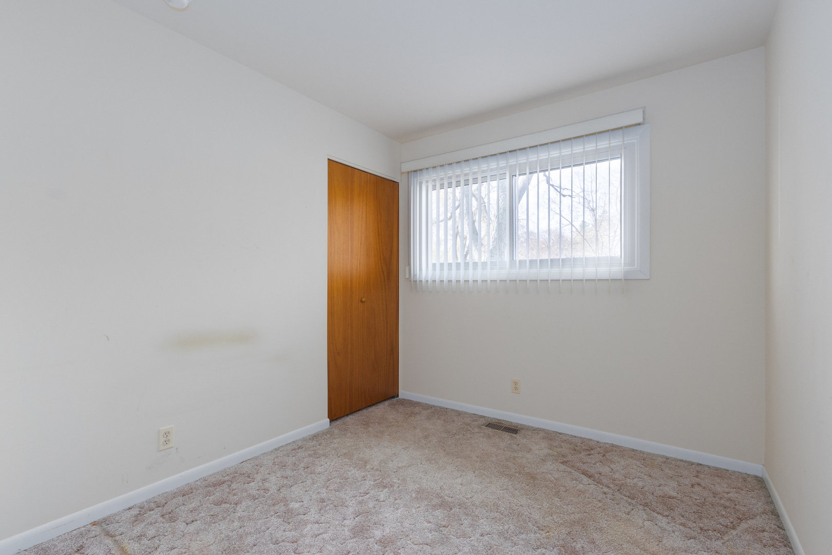 61 Sierra Road Montgomery, IL 60538 - Photo 9 of 15 an empty room with windows