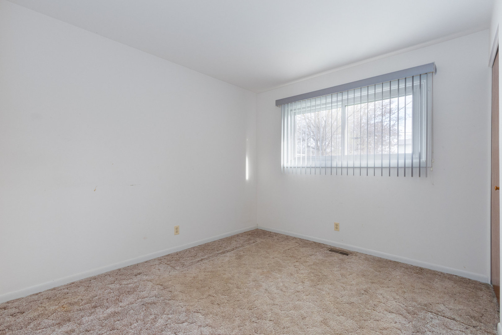 61 Sierra Road Montgomery, IL 60538 - Photo 10 of 15 an empty room with a window