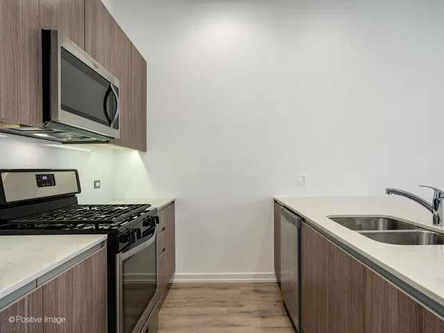$2,450 | 4111 North Narragansett Avenue, Unit 202, Chicago, IL 60634