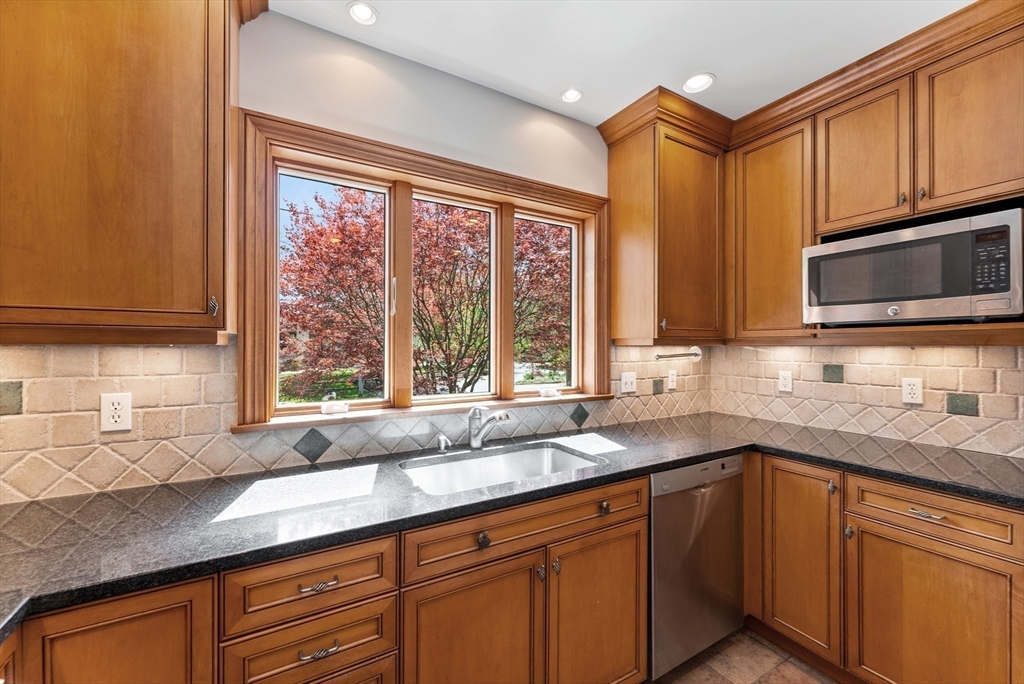 41 Concord Road Wayland, MA 01778 - Photo 4 of 28
