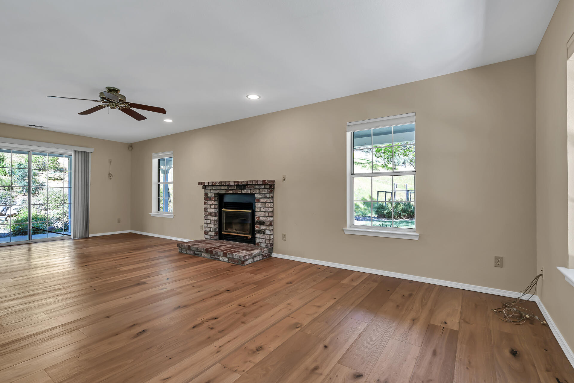 2350 Puma Trail Redding, CA 96001 - Photo 12 of 42 Living room