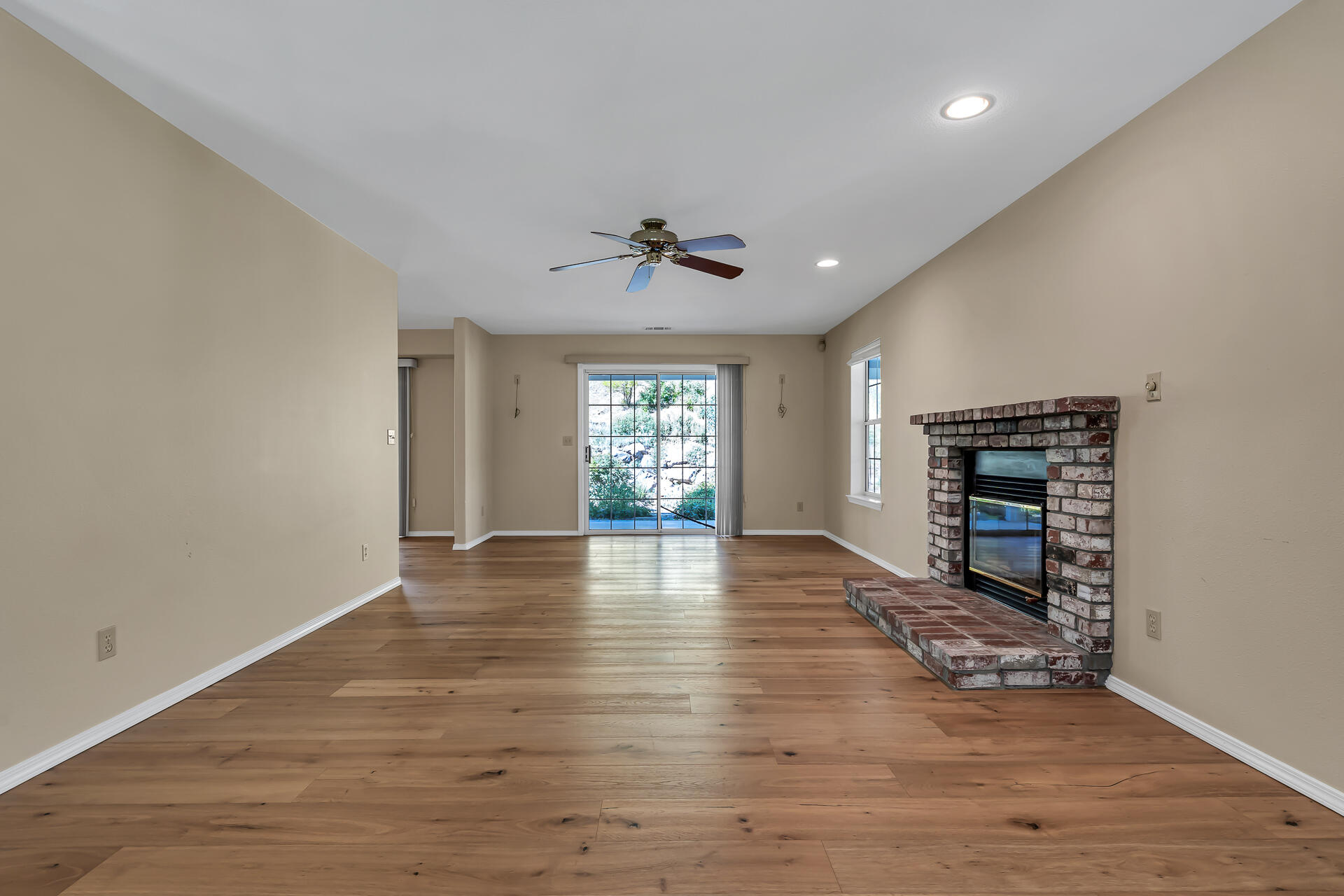 2350 Puma Trail Redding, CA 96001 - Photo 13 of 42 Living Room