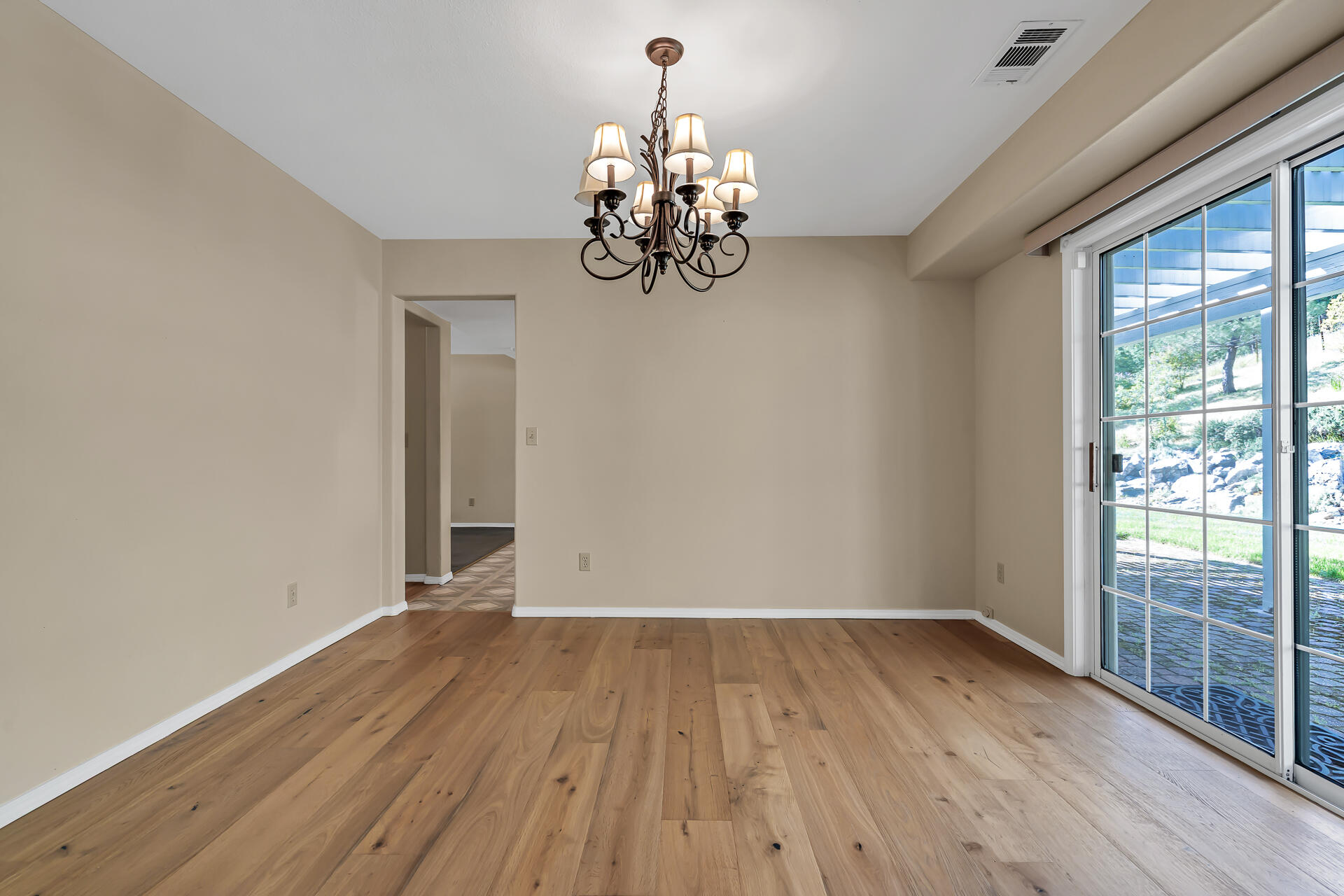 2350 Puma Trail Redding, CA 96001 - Photo 14 of 42 Dining area
