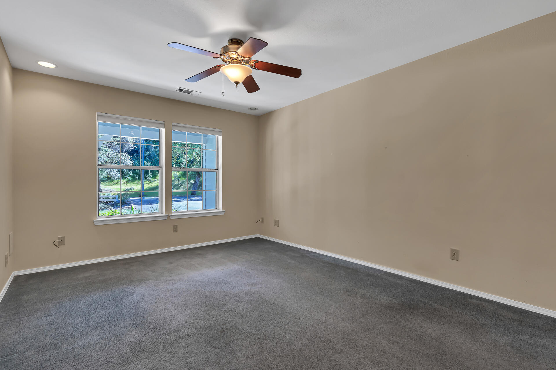 2350 Puma Trail Redding, CA 96001 - Photo 18 of 42 Family room