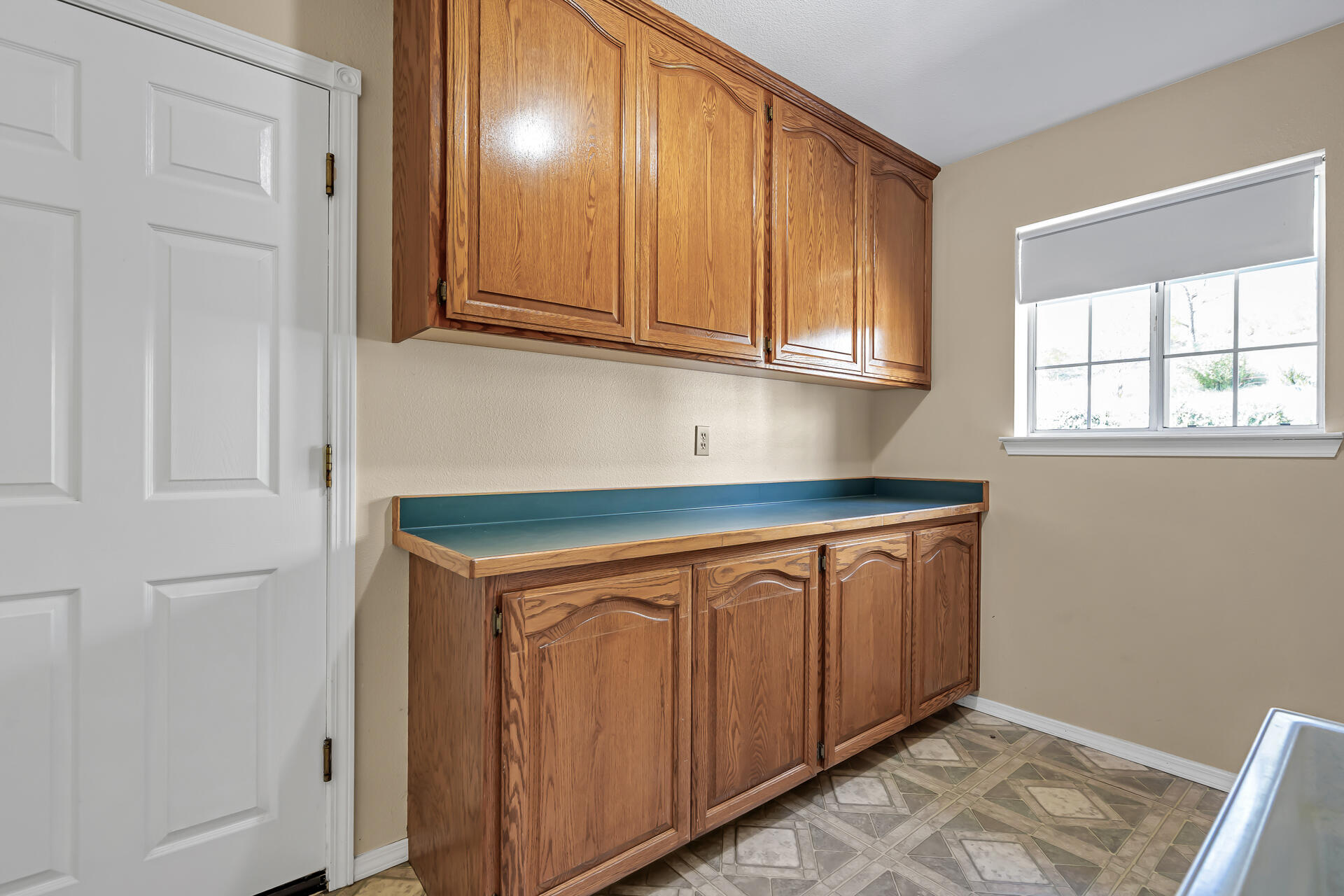 2350 Puma Trail Redding, CA 96001 - Photo 20 of 42 Laundry Room
