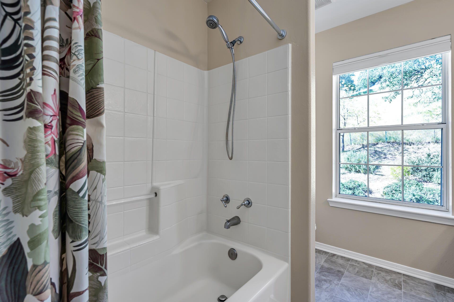 2350 Puma Trail Redding, CA 96001 - Photo 28 of 42 Hall Bath