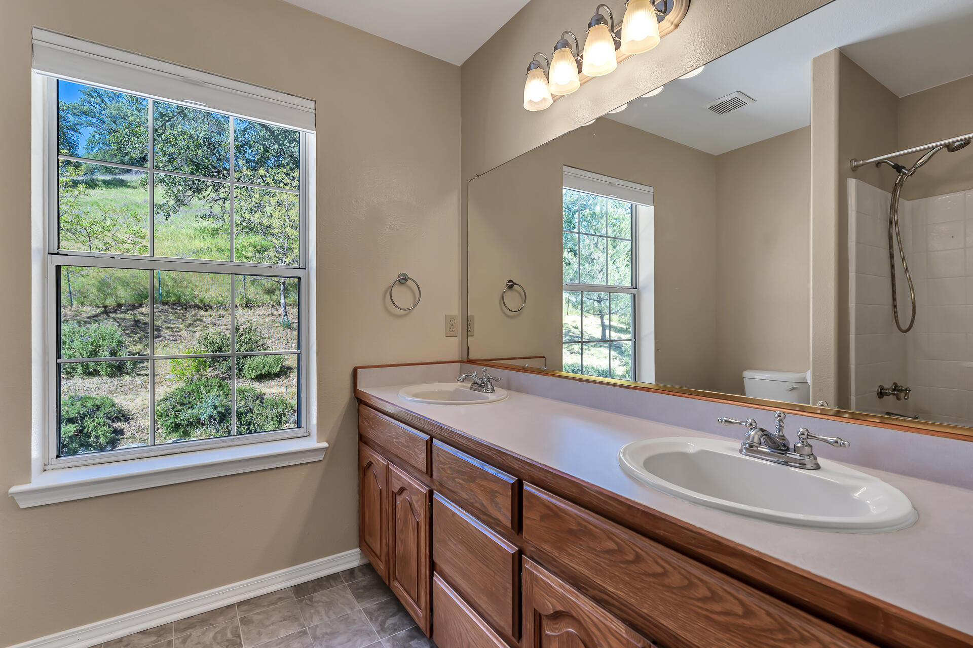 2350 Puma Trail Redding, CA 96001 - Photo 29 of 42 Hall Bath