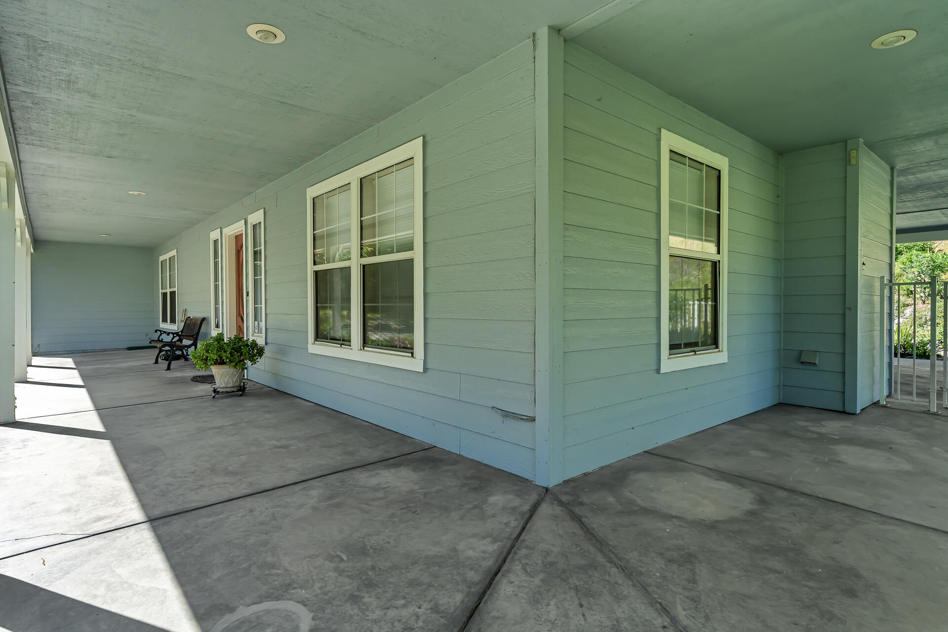 2350 Puma Trail Redding, CA 96001 - Photo 4 of 42 Covered patio