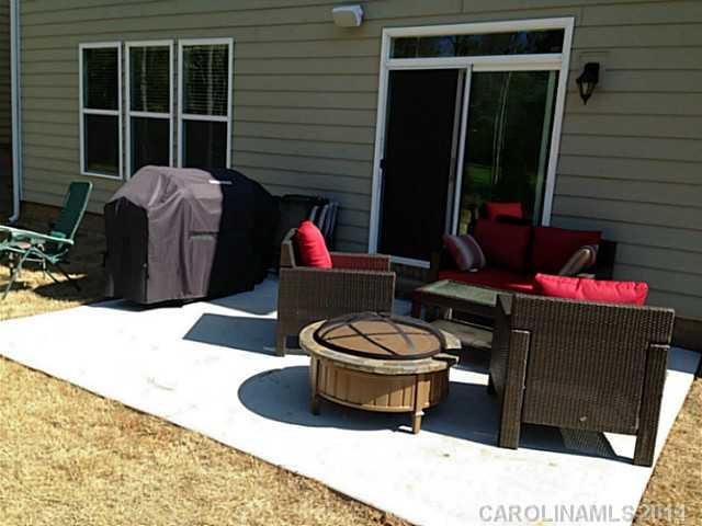 5000 Fallondale Road, Unit 885 Waxhaw, NC 28173 - Photo 14 of 16 a living room with furniture