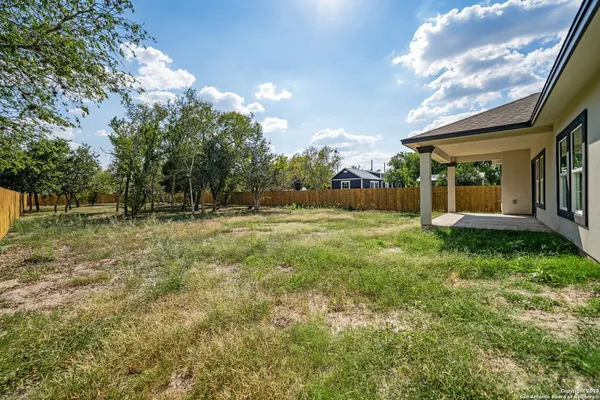 a view of backyard with tree