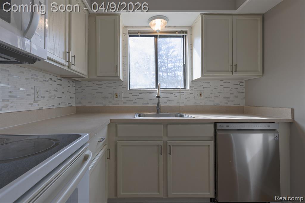 1654 River View Drive Rochester, MI 48309 - Photo 13 of 25