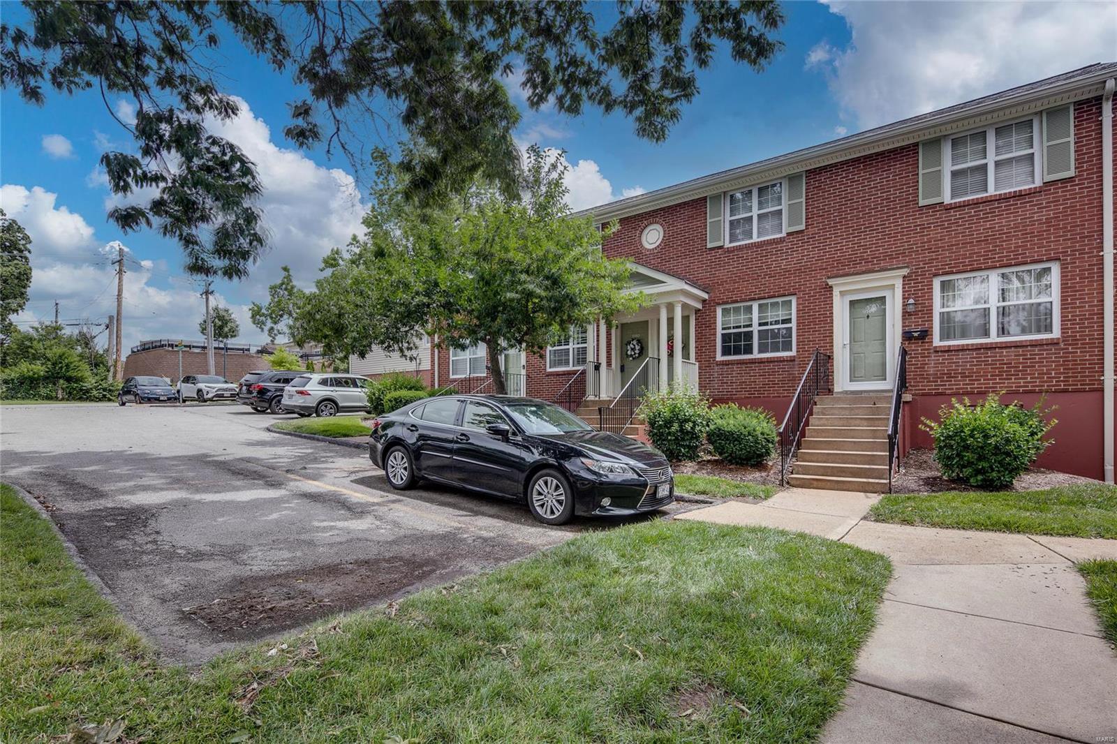 9140 Eager Road St. Louis, MO 63144 - Photo 5 of 33