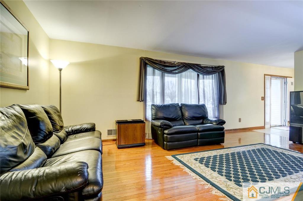 17 Rutherford Court Middlesex, NJ 08846 - Photo 4 of 16 Gallery Image 4