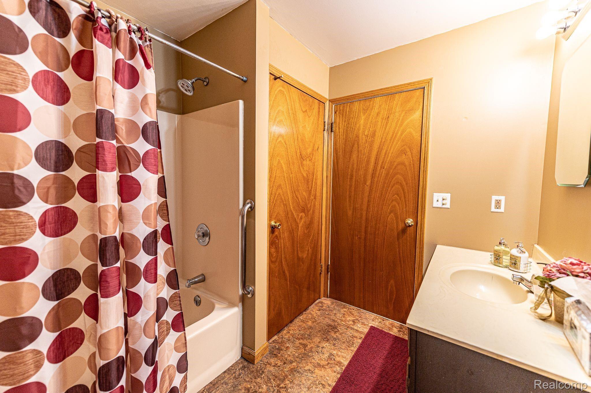 7881 Oak Grove Road Howell, MI 48855 - Photo 23 of 31 Bathroom upstairs.jpeg