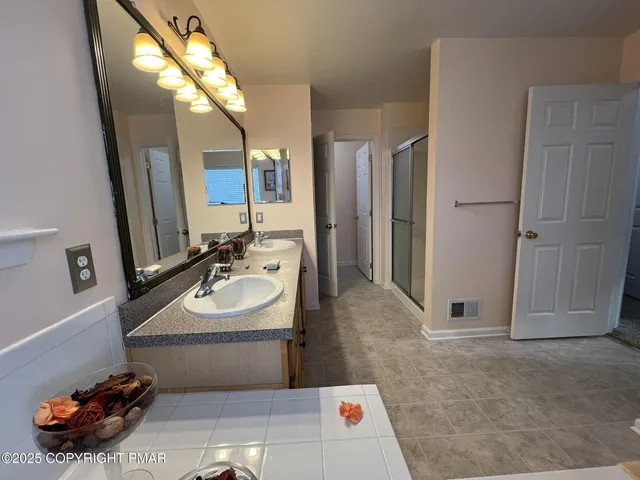 a livingroom with workspace and a window