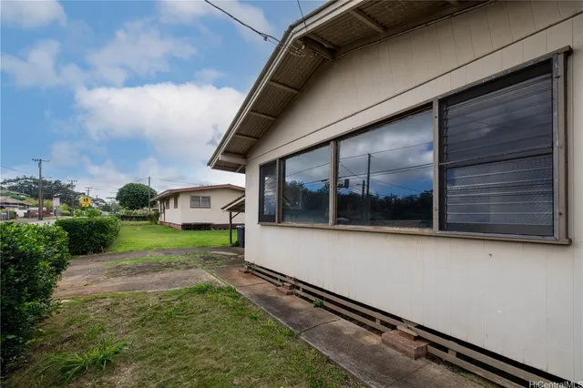 a view of a house with backyard and garden