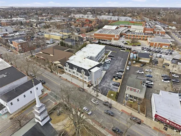 $3,200 | 180 Deer Park Avenue, Unit 209, Babylon, NY 11702