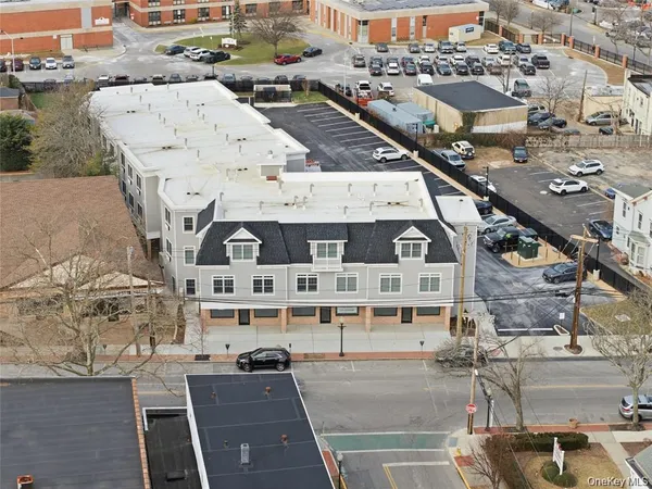 $3,200 | 180 Deer Park Avenue, Unit 209, Babylon, NY 11702