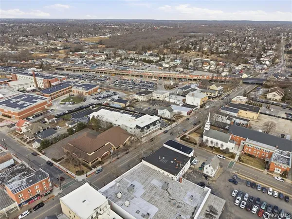 $3,200 | 180 Deer Park Avenue, Unit 209, Babylon, NY 11702