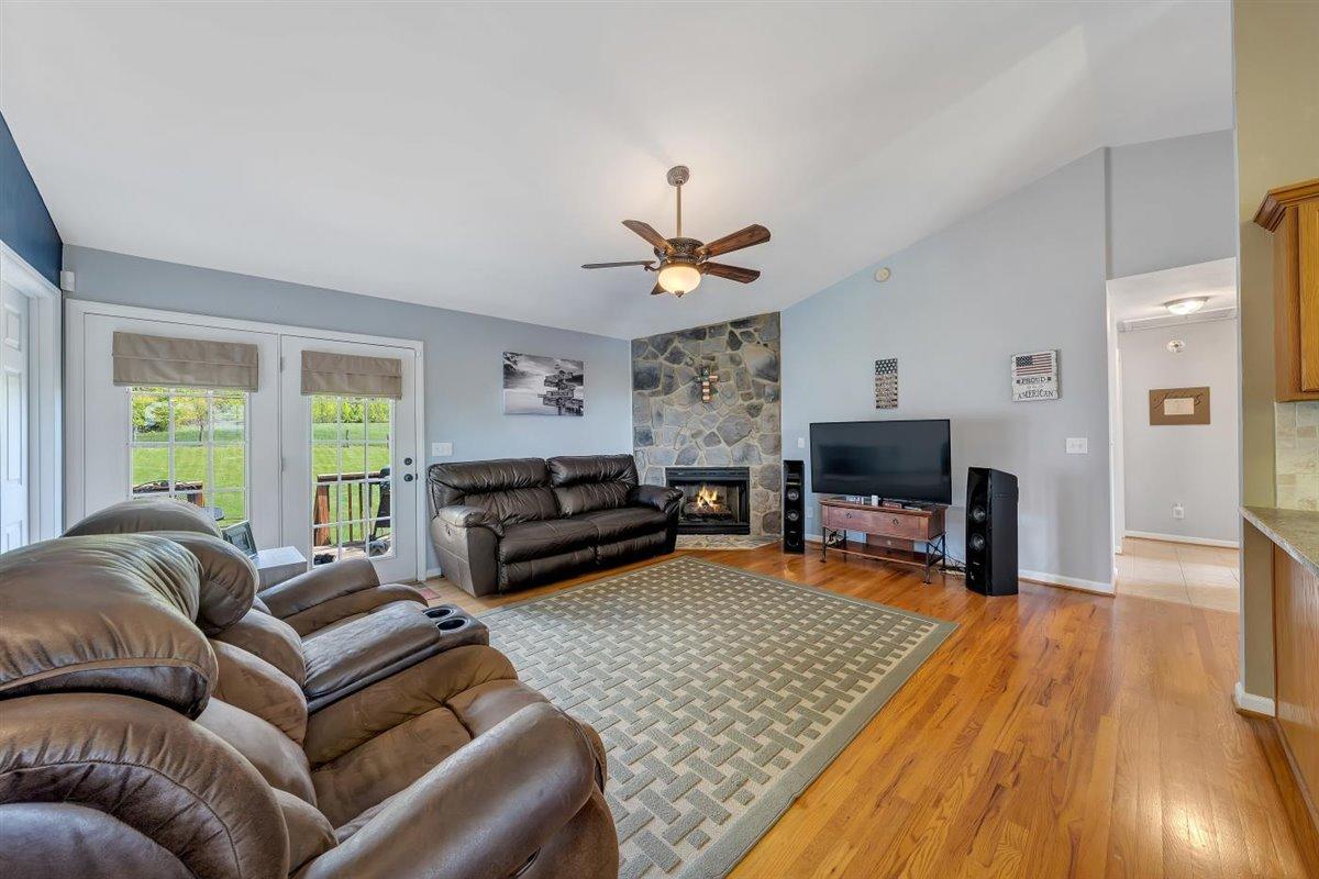 2372 Feather Road Vinton, VA 24179 - Photo 14 of 33 great room