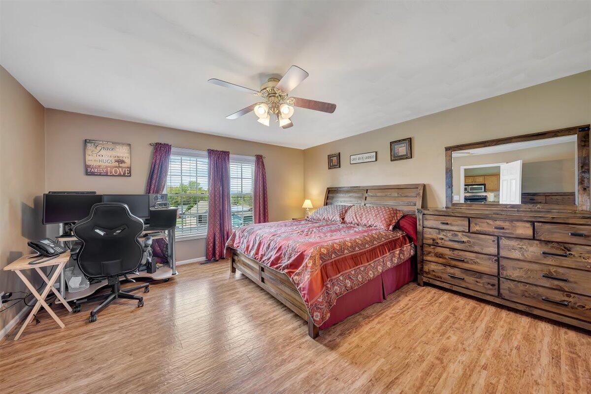 2372 Feather Road Vinton, VA 24179 - Photo 22 of 33 Owners bedroom