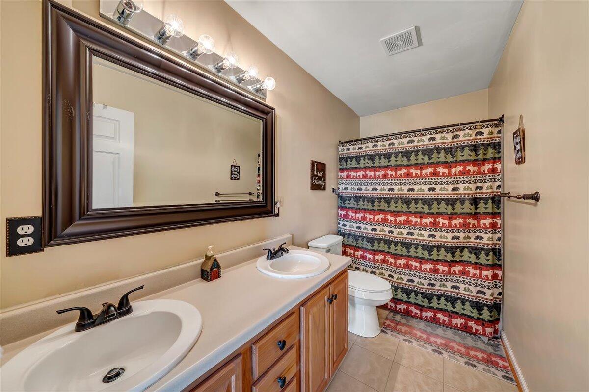 2372 Feather Road Vinton, VA 24179 - Photo 23 of 33 2nd full bathroom