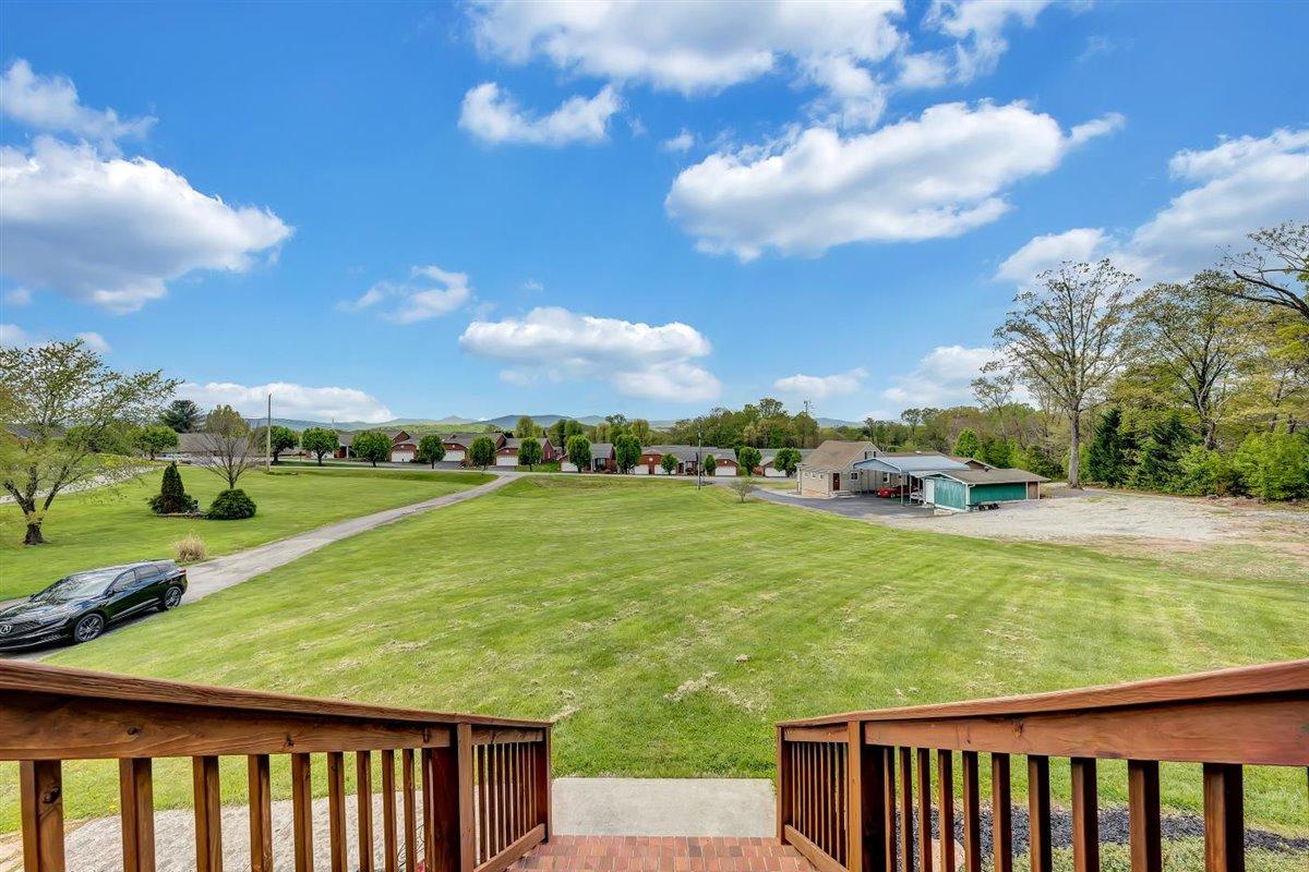 2372 Feather Road Vinton, VA 24179 - Photo 8 of 33 front porch