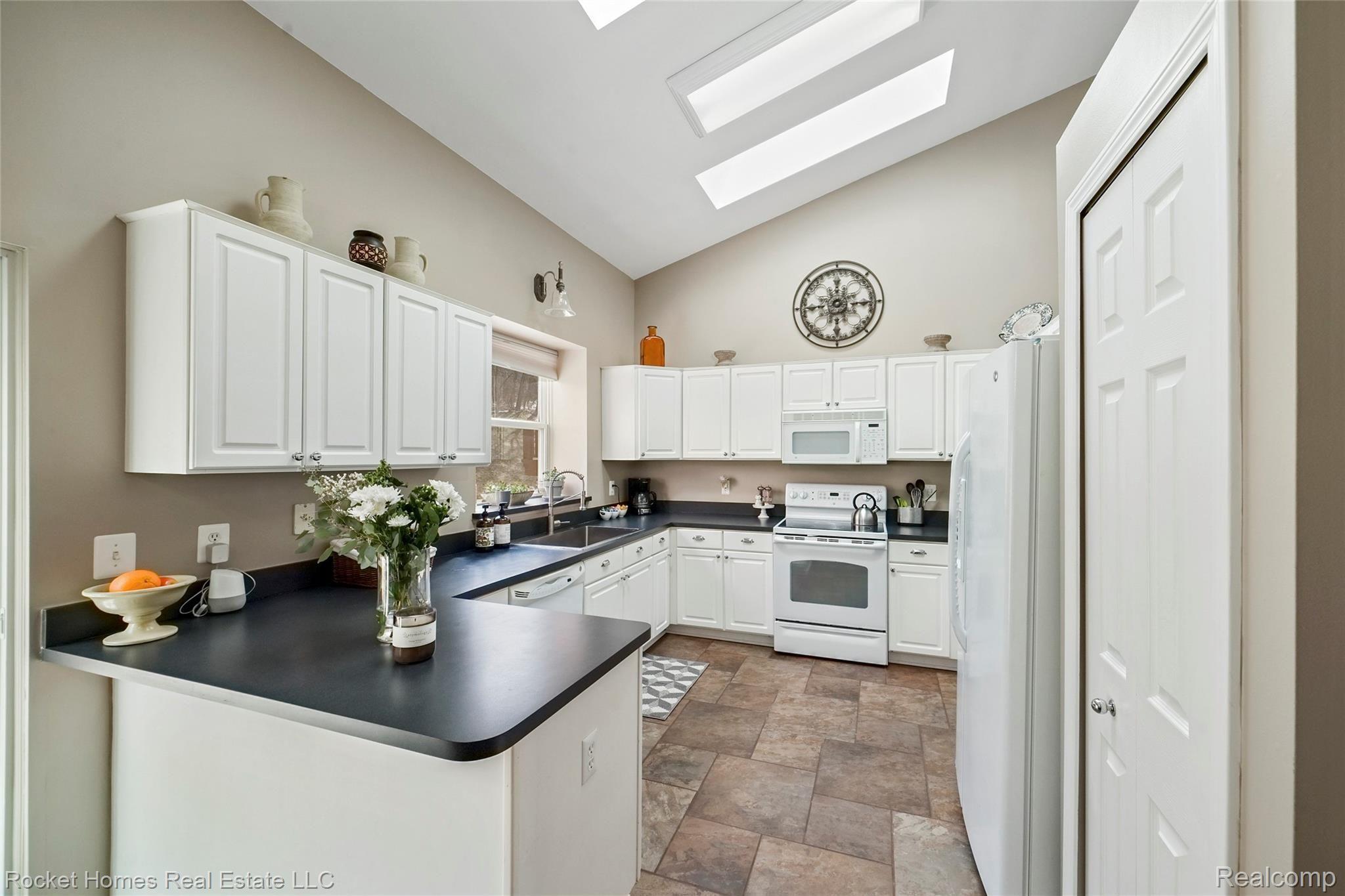 138 Eagle Ridge Road Lake Orion, MI 48360 - Photo 6 of 39 007-photo-kitchen-9004563.jpg