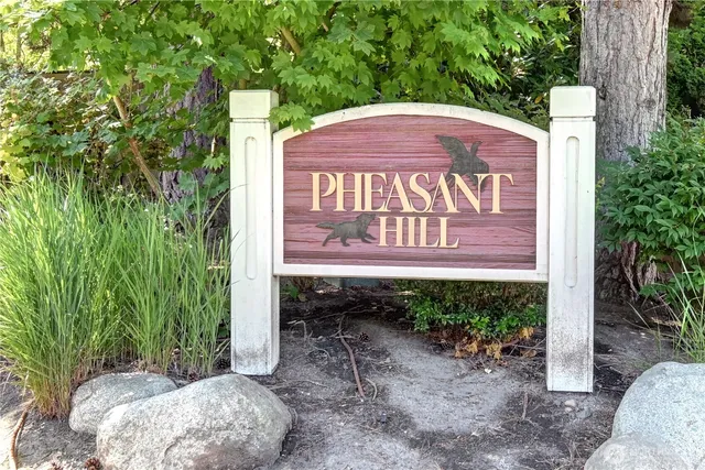 a sign that is sitting on a brick wall