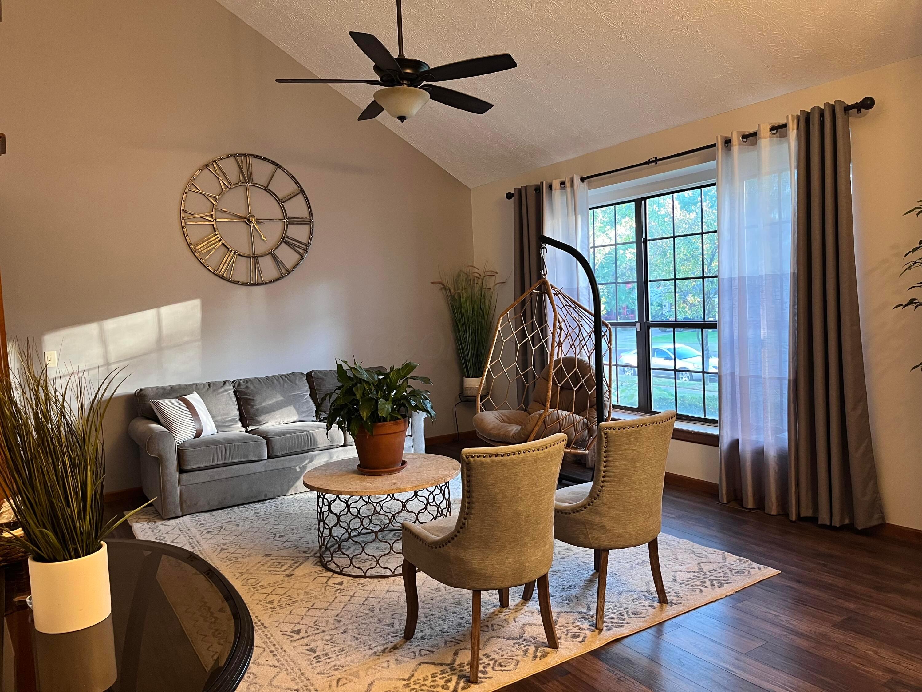 Living room w/ vaulted ceiling
