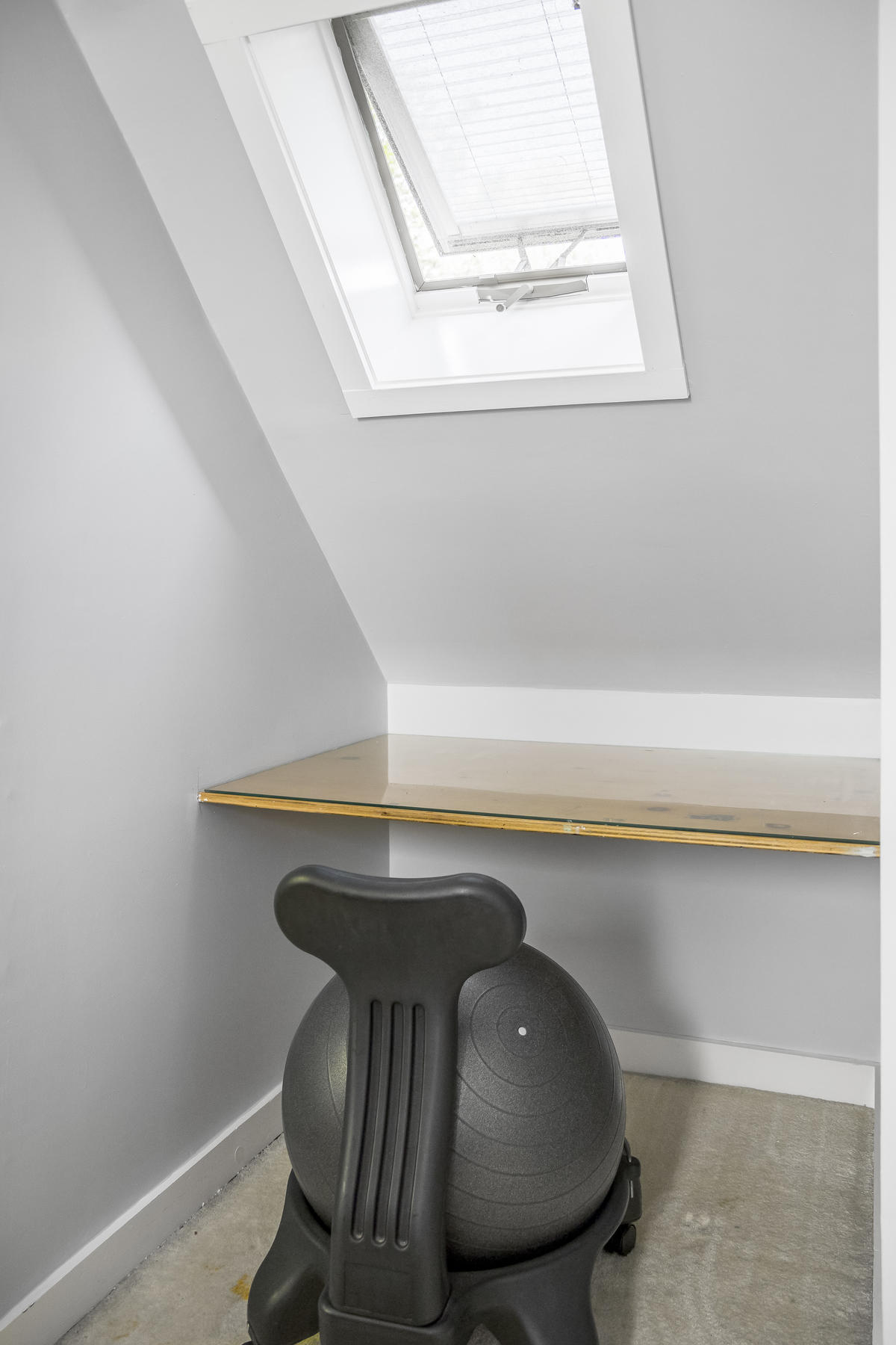 2 Greengate Road Falmouth, MA 02540 - Photo 27 of 51 a room with a table and chair