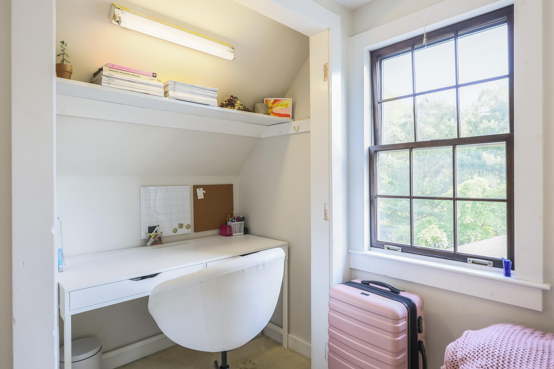 2 Greengate Road Falmouth, MA 02540 - Photo 29 of 51 a living room with furniture and a window