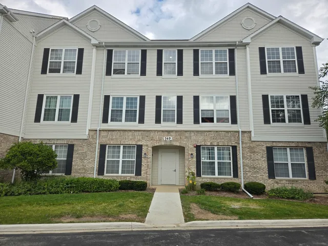 $1,995 | 149 North Waters Edge Drive, Unit F, Glendale Heights, IL 60139