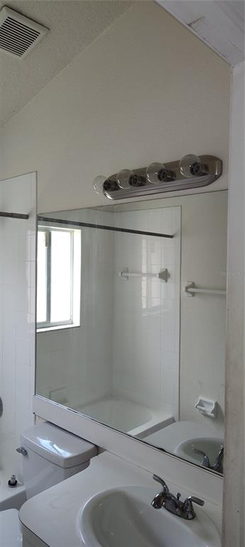 210 Chardonnay Place Valrico, FL 33594 - Photo 16 of 26 a bathroom with a bathtub and shower