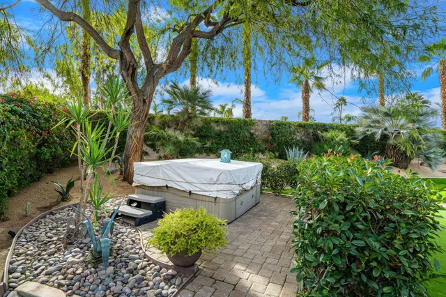 $1,000,000 | 65 Laken Lane, Palm Desert, CA 92211