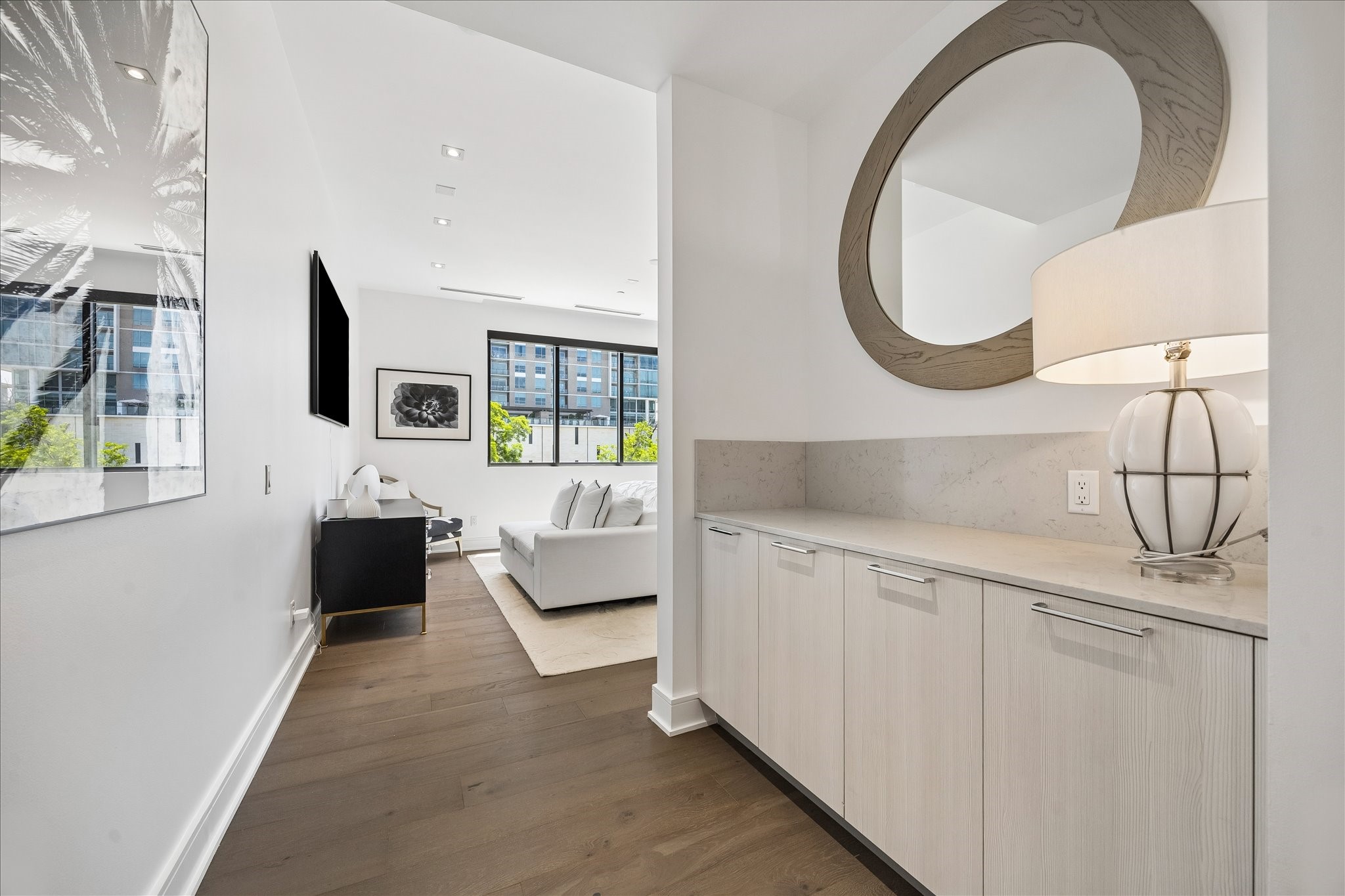 5104 Caroline Street, Unit 403 Houston, TX 77004 - Photo 20 of 33 Primary suite