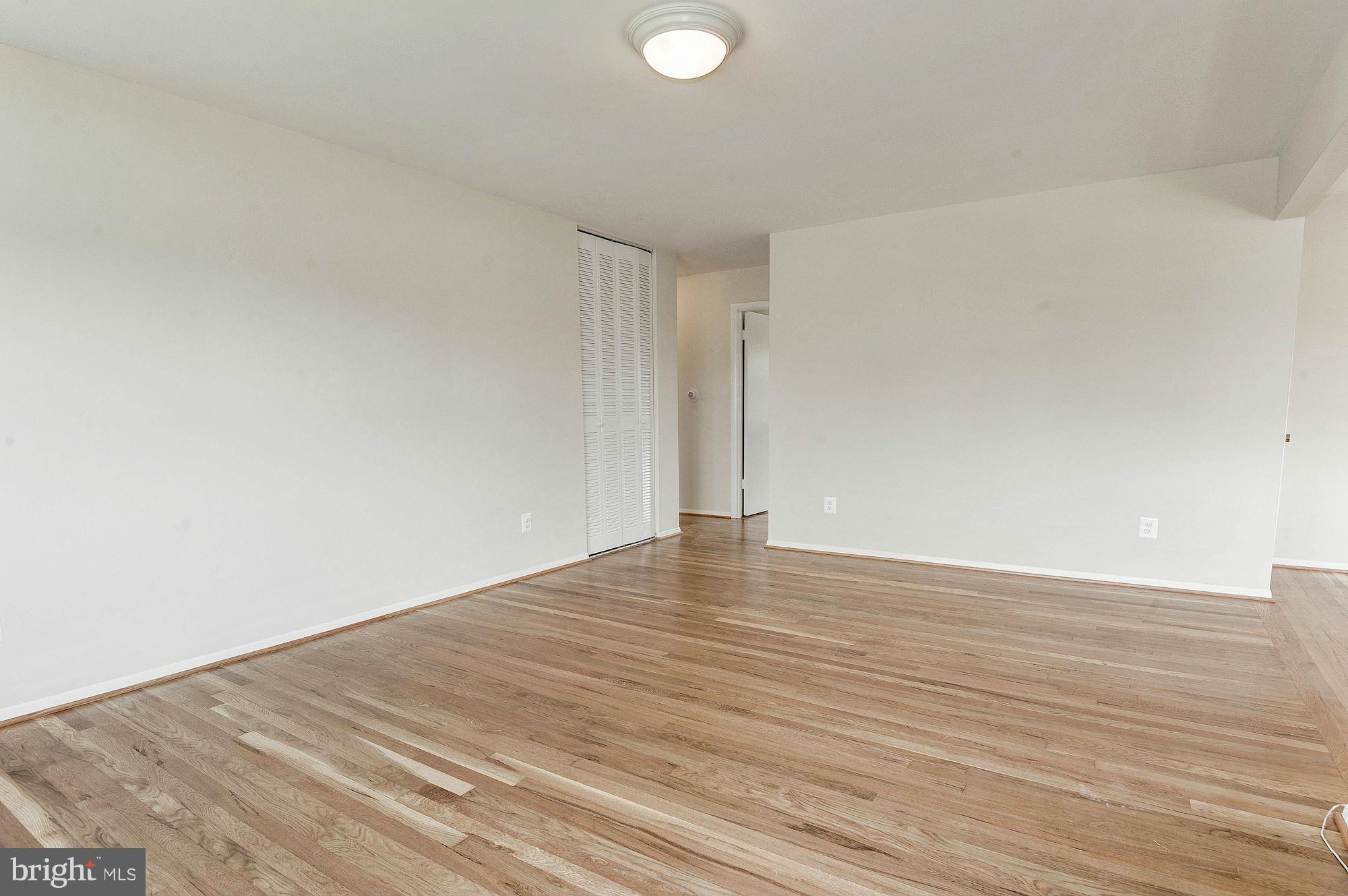 7429 Northrop Road Alexandria, VA 22306 - Photo 6 of 25 Living Room