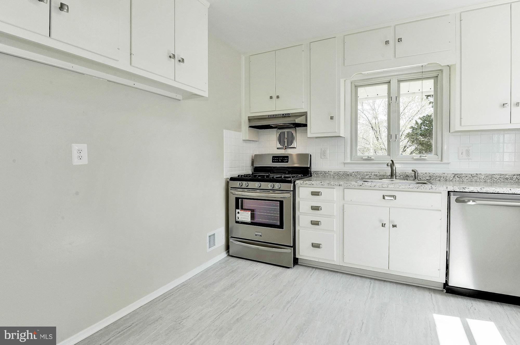 7429 Northrop Road Alexandria, VA 22306 - Photo 9 of 25 Kitchen