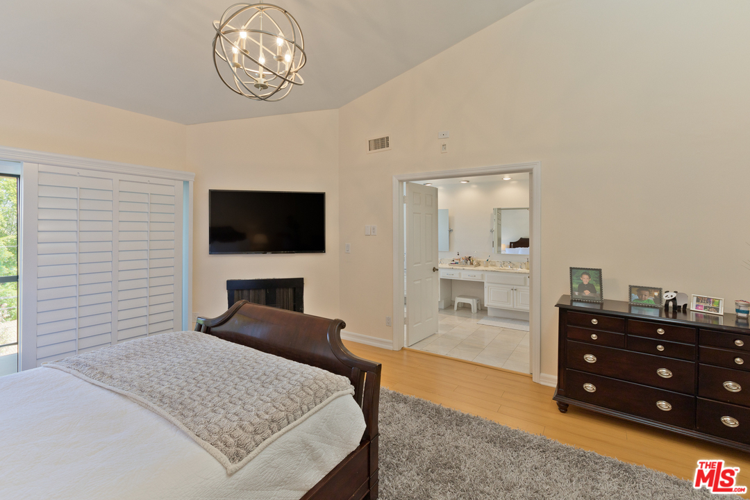 2311 Roscomare Road, Unit 2 Los Angeles, CA 90077 - Photo 11 of 25 Gallery Image 11