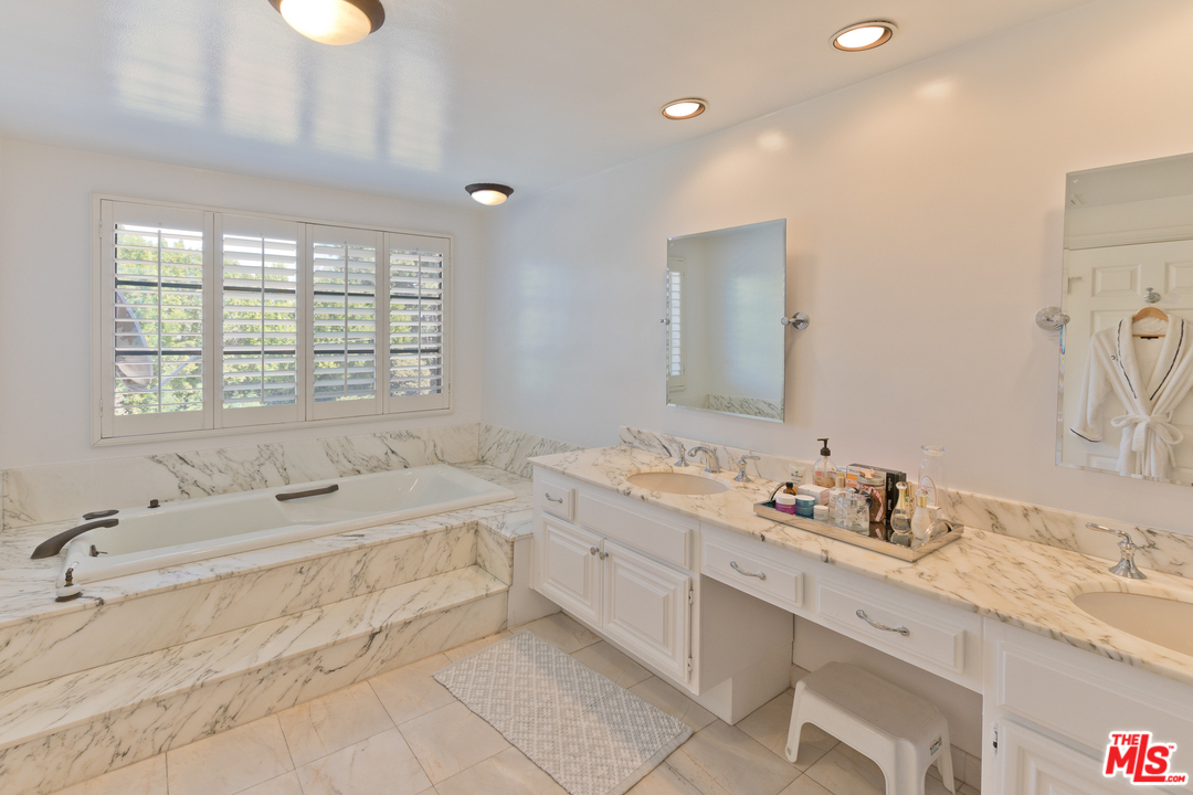2311 Roscomare Road, Unit 2 Los Angeles, CA 90077 - Photo 12 of 25 Gallery Image 12