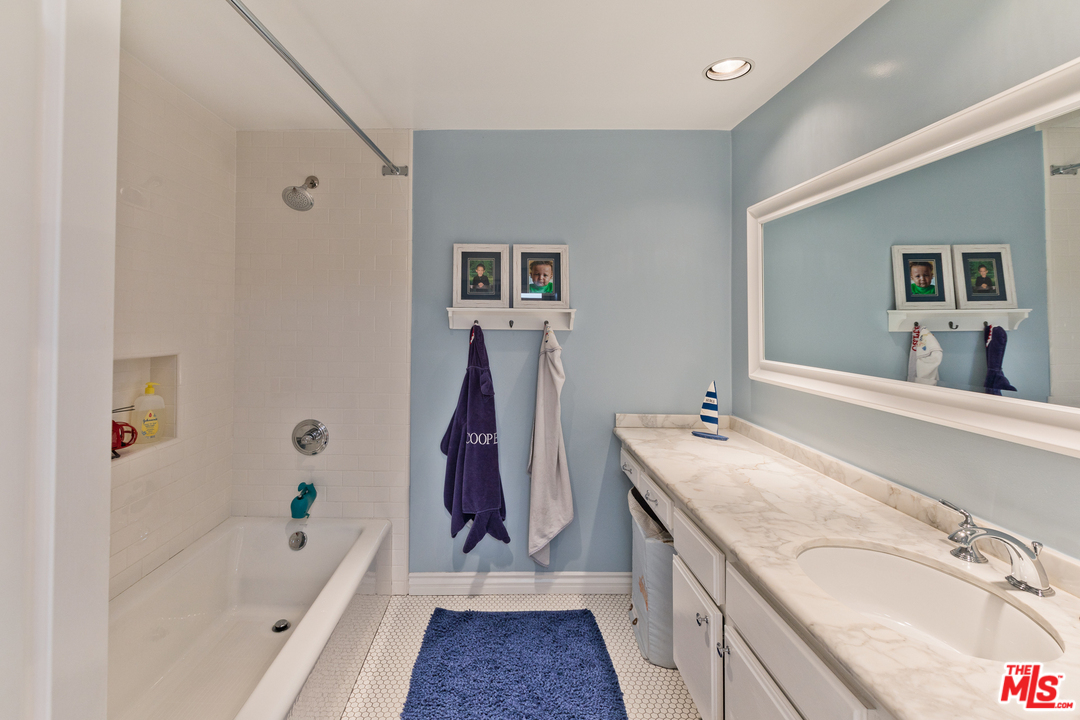 2311 Roscomare Road, Unit 2 Los Angeles, CA 90077 - Photo 16 of 25 Gallery Image 16