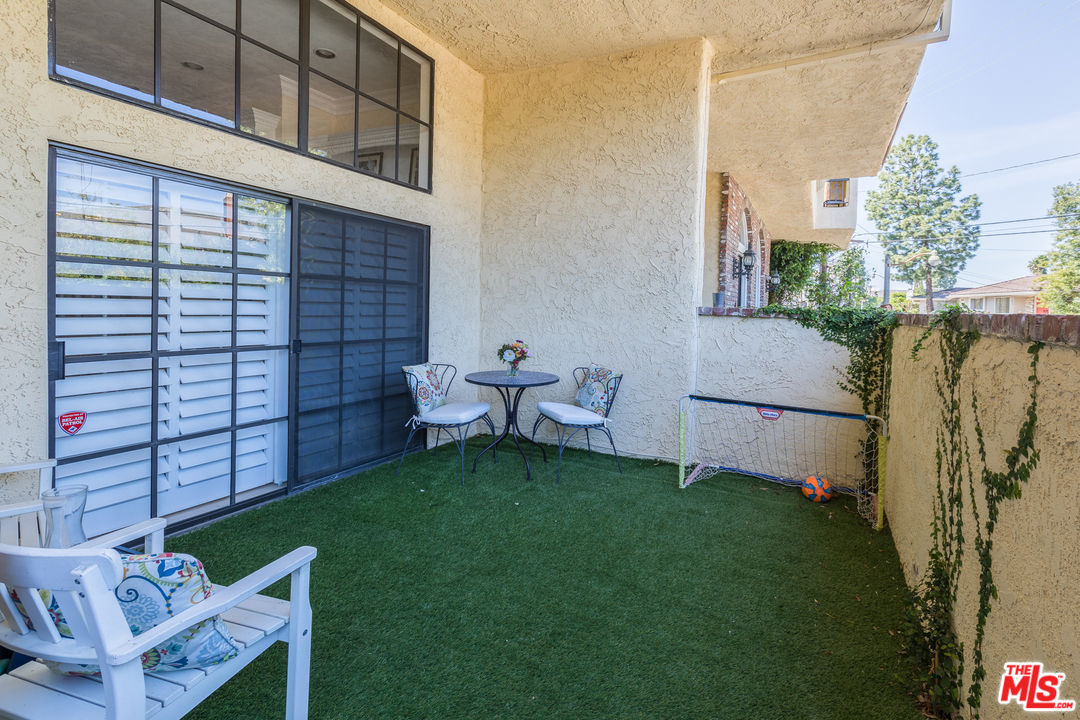 2311 Roscomare Road, Unit 2 Los Angeles, CA 90077 - Photo 17 of 25 Gallery Image 17