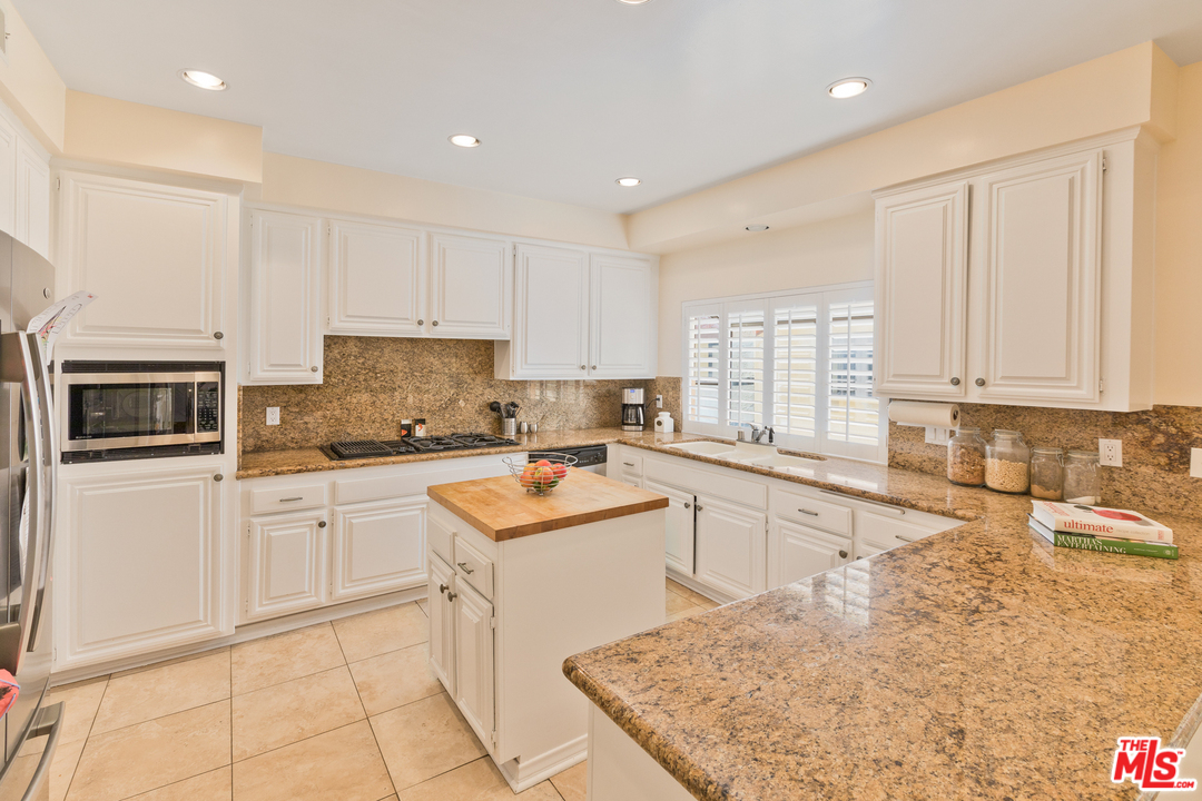2311 Roscomare Road, Unit 2 Los Angeles, CA 90077 - Photo 7 of 25 Gallery Image 7