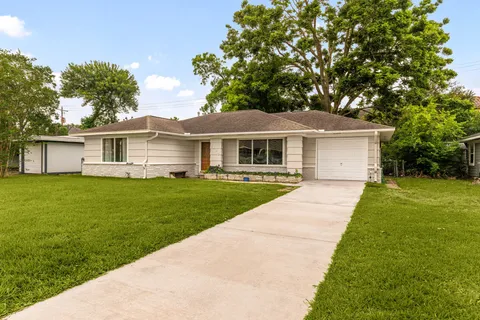 $2,400 | 5127 Maple Street, Bellaire, TX 77401