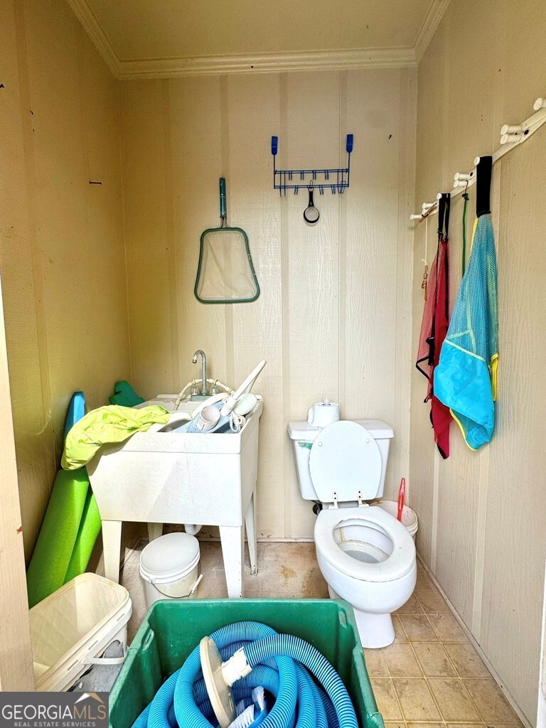 206 Ridge Circle Dublin, GA 31021 - Photo 21 of 23 a bathroom with a sink toilet and a tub