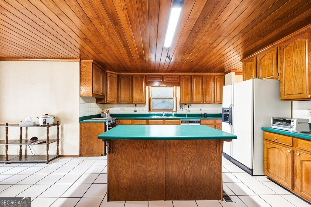 206 Ridge Circle Dublin, GA 31021 - Photo 6 of 23 a kitchen with stainless steel appliances granite countertop a sink window and cabinets