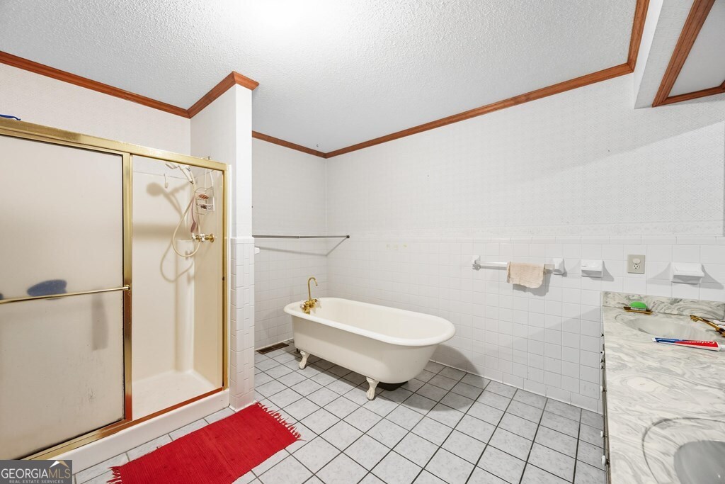 206 Ridge Circle Dublin, GA 31021 - Photo 10 of 23 a bathroom with a sink toilet and shower