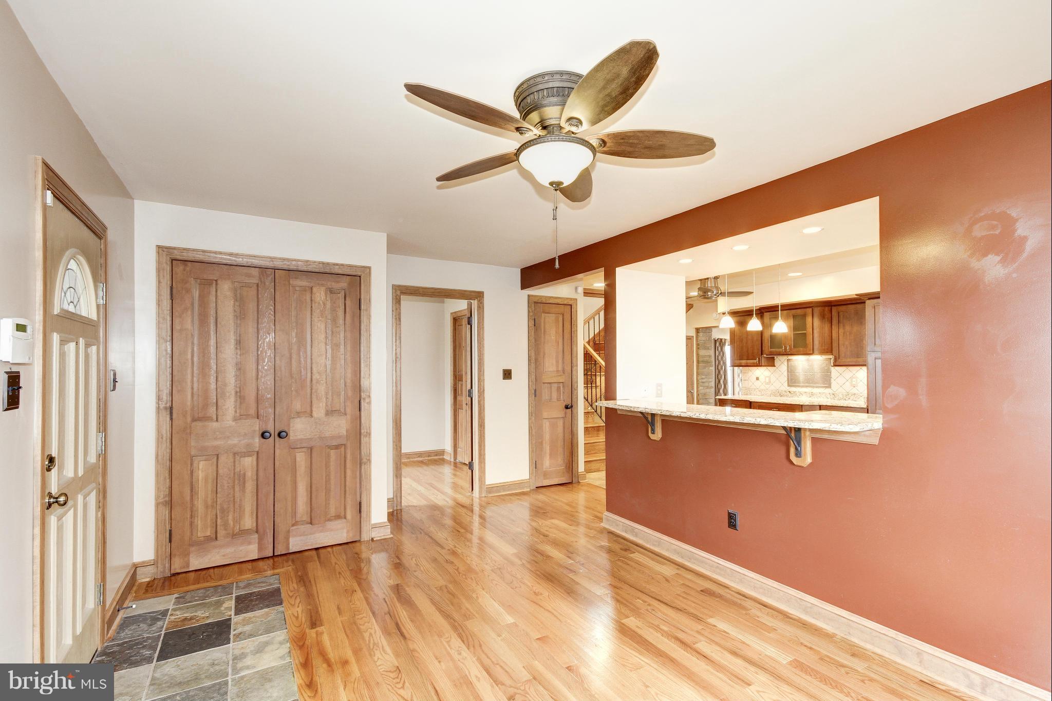 300 Pinewood Road Baltimore, MD 21222 - Photo 4 of 24 Living Room